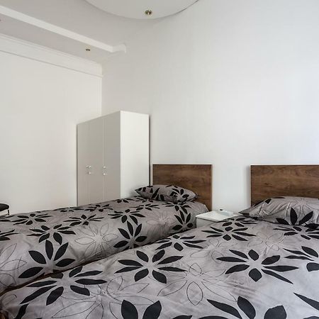 Modern Apartment In Lviv Historic Centre Екстер'єр фото