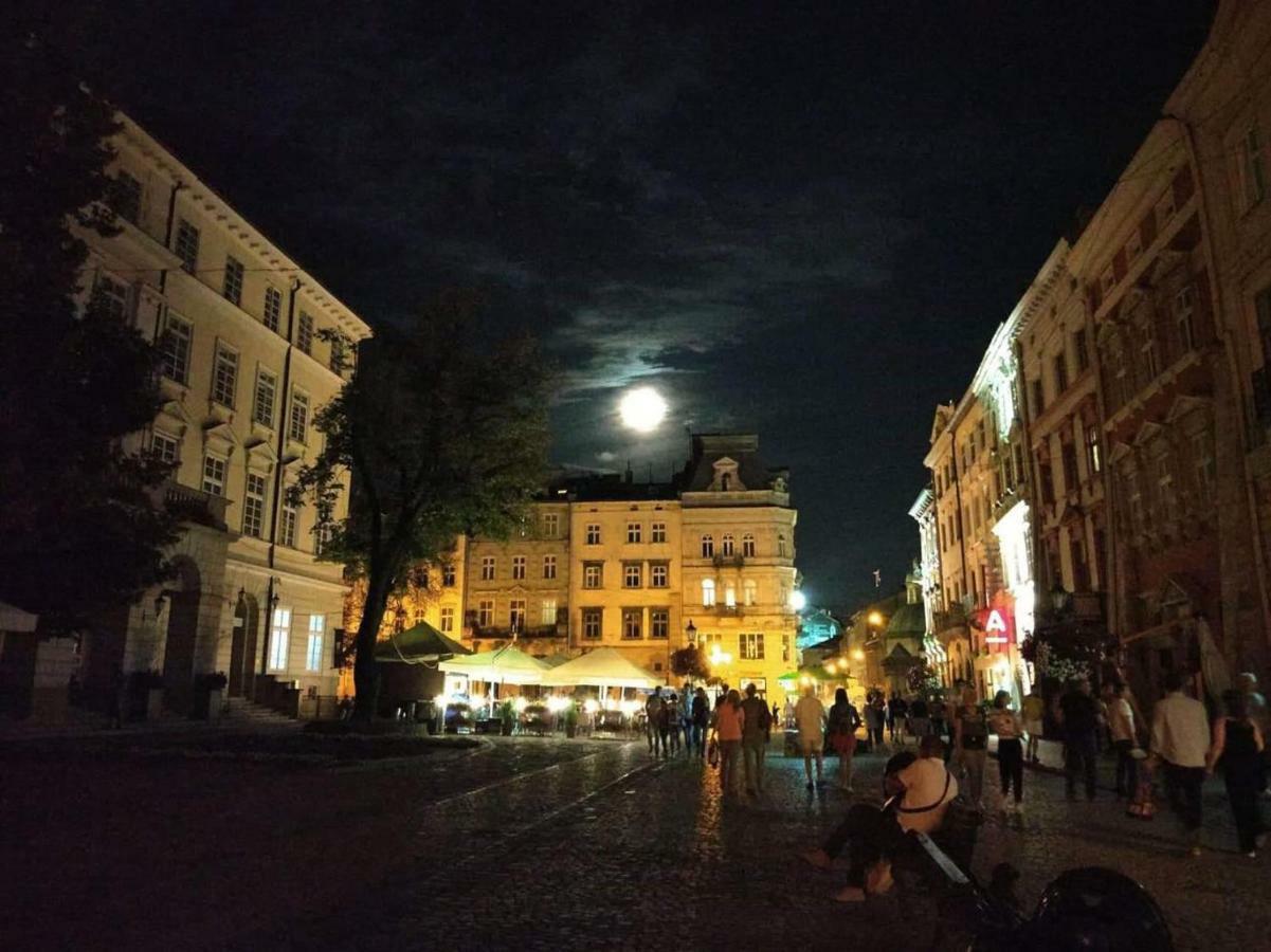 Modern Apartment In Lviv Historic Centre Екстер'єр фото